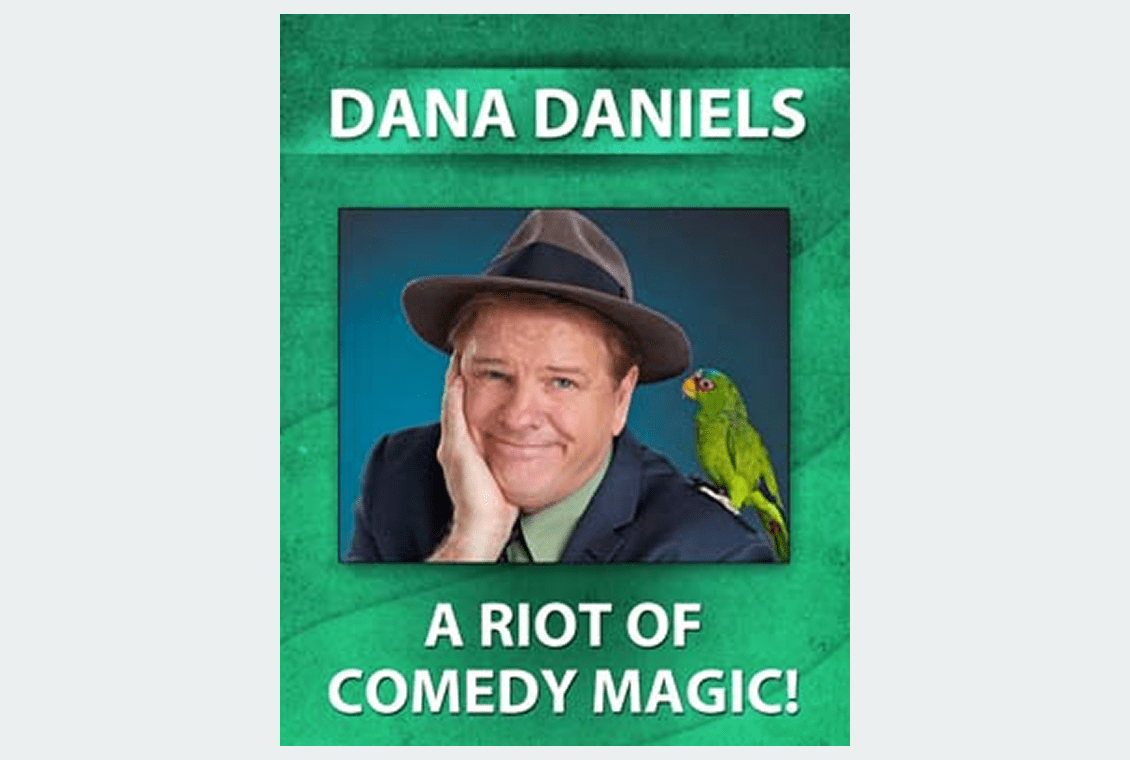 Comedian with hat and parrot